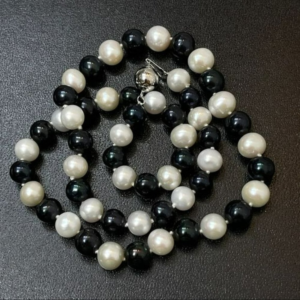 Near Round Cultured Freshwater Pearl Necklace White Pearl And dyed Black 18in - Picture 4 of 8